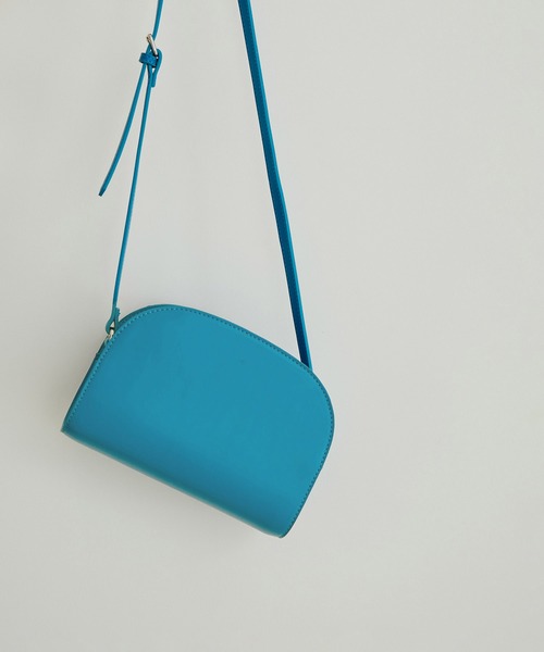 SALON adam et rope'（サロン アダム エ ロペ）の「[追加生産＆新色追加！]【WEB限定】ハーフムーンショルダーバッグ3（ショルダーバッグ・レディース・ブラック/ダークブラウン/ブルー/ホワイト/イエロー/ブルー系その他・FREE）」の5枚目の写真