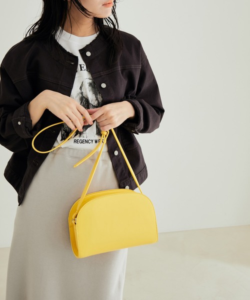 SALON adam et rope'（サロン アダム エ ロペ）の「[追加生産＆新色追加！]【WEB限定】ハーフムーンショルダーバッグ3（ショルダーバッグ・レディース・ブラック/ダークブラウン/ブルー/ホワイト/イエロー/ブルー系その他・FREE）」の6枚目の写真