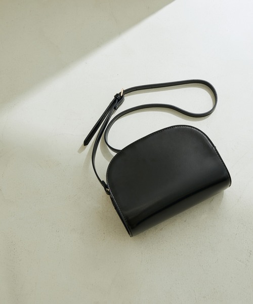 SALON adam et rope'（サロン アダム エ ロペ）の「[追加生産＆新色追加！]【WEB限定】ハーフムーンショルダーバッグ3（ショルダーバッグ・レディース・ブラック/ダークブラウン/ブルー/ホワイト/イエロー/ブルー系その他・FREE）」の2枚目の写真