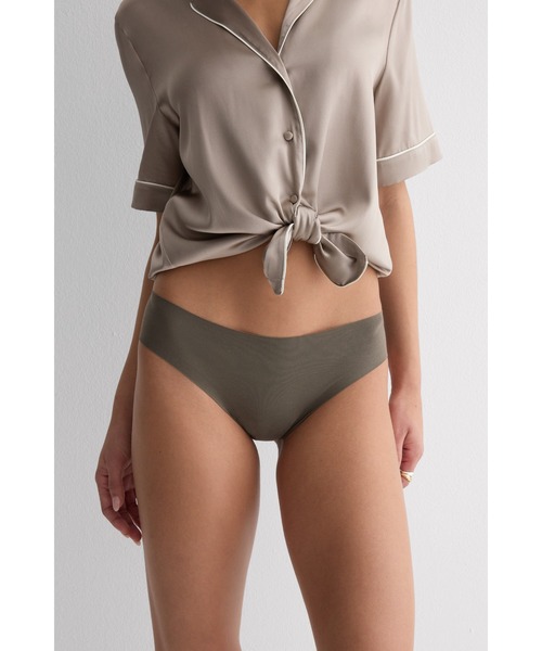 Intimissimi（インティミッシミ）の「シームレス コットン ショーツ 【売上No.1・ウェアに響きにくい・蒸れにくい・ソフトな肌ざわり・体にフィット】（ショーツ・レディース・ホワイト/ブラック/ベージュ/ブルー/ヘザーグレー/キナリ/ライトパープル/ミント/ライトグリーン/ピンク/スカイブルー/パープル/ライトカーキ/スモークピンク/ワインレッド/インディゴブルー/グリーン/サーモンピンク/グレイッシュブルー/アーミー/ピンクベージュ/ダークインディゴブルー/セージグリーン/ワイン/バーガンディー/チェリーピンク/ライトブルー/ライラック/カーキ・S/M/L）」の6枚目の写真