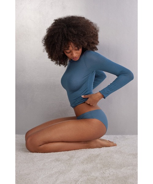 Intimissimi（インティミッシミ）の「シームレス コットン ショーツ 【売上No.1・ウェアに響きにくい・蒸れにくい・ソフトな肌ざわり・体にフィット】（ショーツ・レディース・ホワイト/ブラック/ベージュ/ブルー/ヘザーグレー/キナリ/ライトパープル/ミント/ライトグリーン/ピンク/スカイブルー/パープル/ライトカーキ/スモークピンク/ワインレッド/インディゴブルー/グリーン/サーモンピンク/グレイッシュブルー/アーミー/ピンクベージュ/ダークインディゴブルー/セージグリーン/ワイン/バーガンディー/チェリーピンク/ライトブルー/ライラック/カーキ・S/M/L）」の15枚目の写真