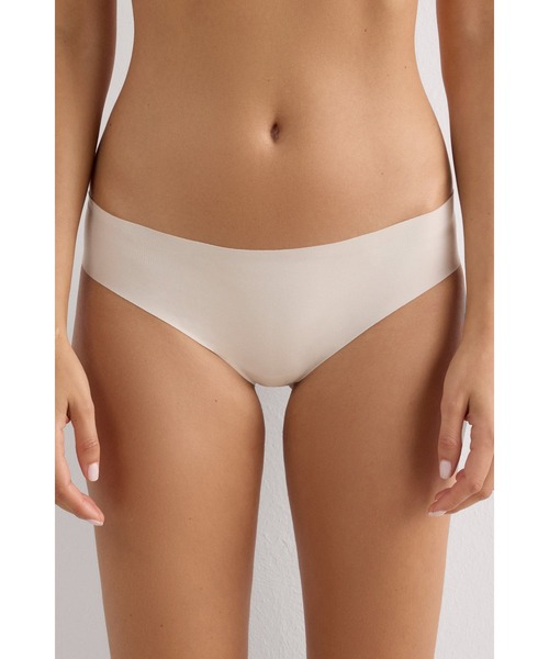 Intimissimi（インティミッシミ）の「シームレス コットン ショーツ 【売上No.1・ウェアに響きにくい・蒸れにくい・ソフトな肌ざわり・体にフィット】（ショーツ・レディース・ホワイト/ブラック/ベージュ/ブルー/ヘザーグレー/キナリ/ライトパープル/ミント/ライトグリーン/ピンク/スカイブルー/パープル/ライトカーキ/スモークピンク/ワインレッド/インディゴブルー/グリーン/サーモンピンク/グレイッシュブルー/アーミー/ピンクベージュ/ダークインディゴブルー/セージグリーン/ワイン/バーガンディー/チェリーピンク/ライトブルー/ライラック/カーキ・S/M/L）」の3枚目の写真