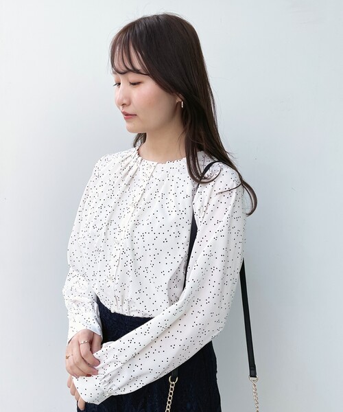 index（インデックス）の「◇ドットアソートパールボタンブラウス【WEB