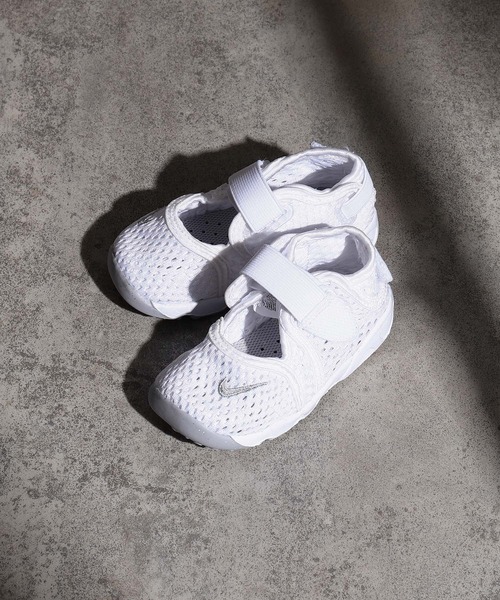 NIKE（ナイキ）の「NIKE LITTLE RIFT TD 317415-111（サンダル・キッズ・ホワイト・12cm/14㎝/13㎝/16cm/15cm）」の2枚目の写真