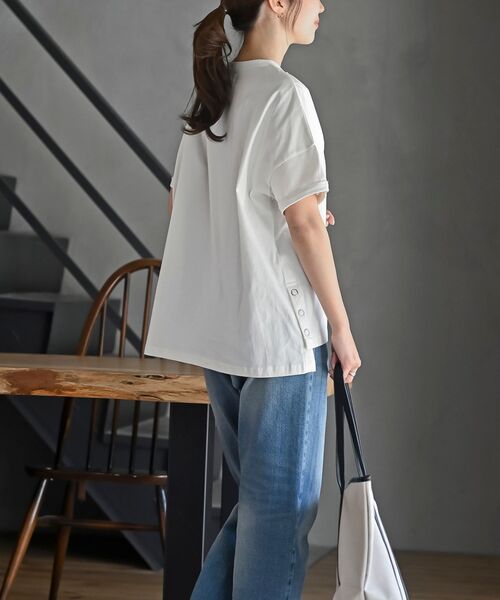 rps(アールピーエス)の「裾ボタンBIGカットTee(Tシャツ/カットソー・レディース・チャコールグレー/ブラック/オフホワイト/グレイッシュベージュ/カーキ/ブルーグリーン/ブルー・M/フリー)」の13枚目の写真