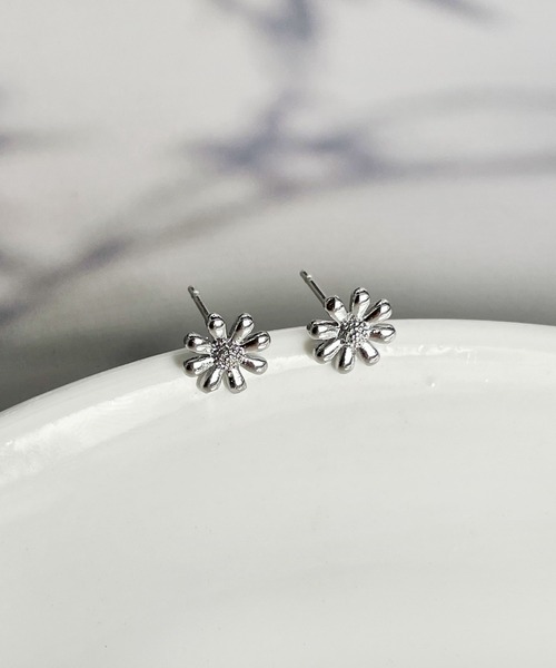 CEMONEMO（セモネモ）の「【金属アレルギー対応】 メタル デイジー ミニピアス / サージカルステンレス（ピアス（両耳用）・レディース・ゴールド/シルバー・FREE）」の2枚目の写真