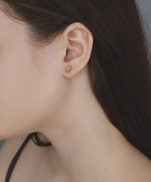 CEMONEMO（セモネモ）の「【金属アレルギー対応】 メタル デイジー ミニピアス / サージカルステンレス（ピアス（両耳用）・レディース・ゴールド/シルバー・FREE）」の3枚目の写真