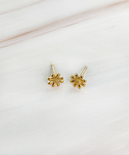 CEMONEMO（セモネモ）の「【金属アレルギー対応】 メタル デイジー ミニピアス / サージカルステンレス（ピアス（両耳用）・レディース・ゴールド/シルバー・FREE）」の4枚目の写真