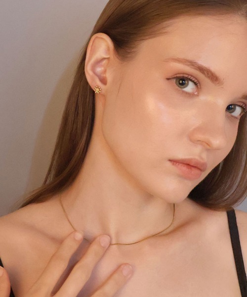 CEMONEMO（セモネモ）の「【金属アレルギー対応】 メタル デイジー ミニピアス / サージカルステンレス（ピアス（両耳用）・レディース・ゴールド/シルバー・FREE）」の6枚目の写真