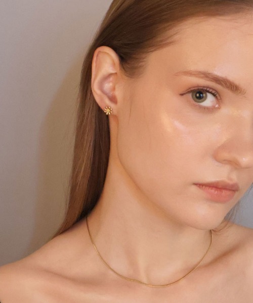 CEMONEMO（セモネモ）の「【金属アレルギー対応】 メタル デイジー ミニピアス / サージカルステンレス（ピアス（両耳用）・レディース・ゴールド/シルバー・FREE）」の7枚目の写真