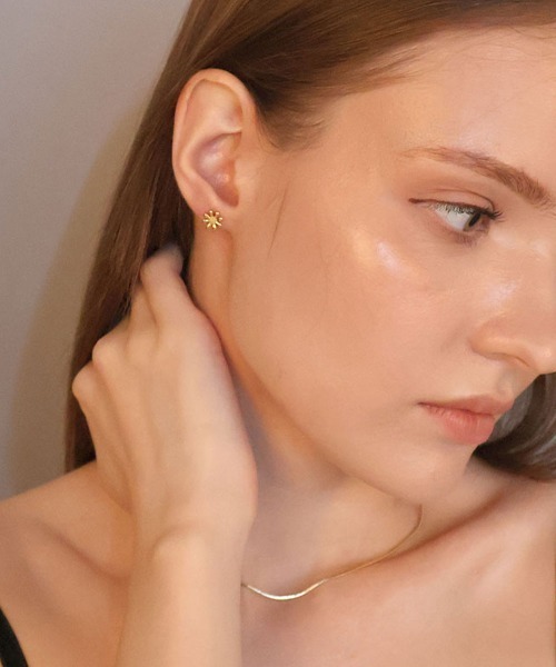 CEMONEMO（セモネモ）の「【金属アレルギー対応】 メタル デイジー ミニピアス / サージカルステンレス（ピアス（両耳用）・レディース・ゴールド/シルバー・FREE）」の8枚目の写真