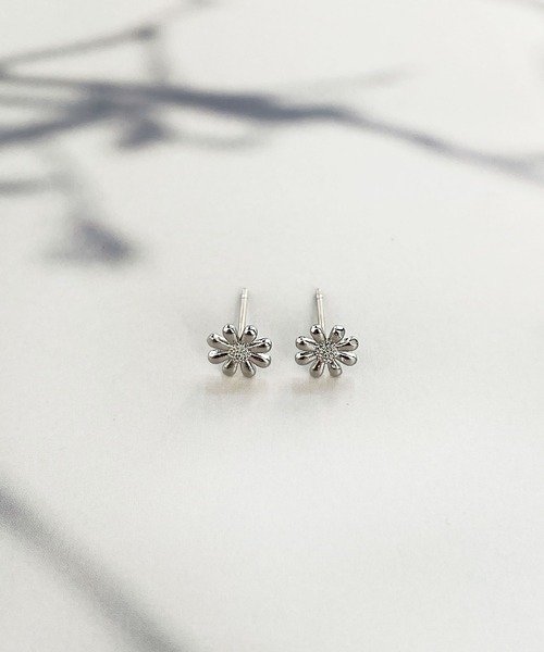 CEMONEMO（セモネモ）の「【金属アレルギー対応】 メタル デイジー ミニピアス / サージカルステンレス（ピアス（両耳用）・レディース・ゴールド/シルバー・FREE）」の9枚目の写真