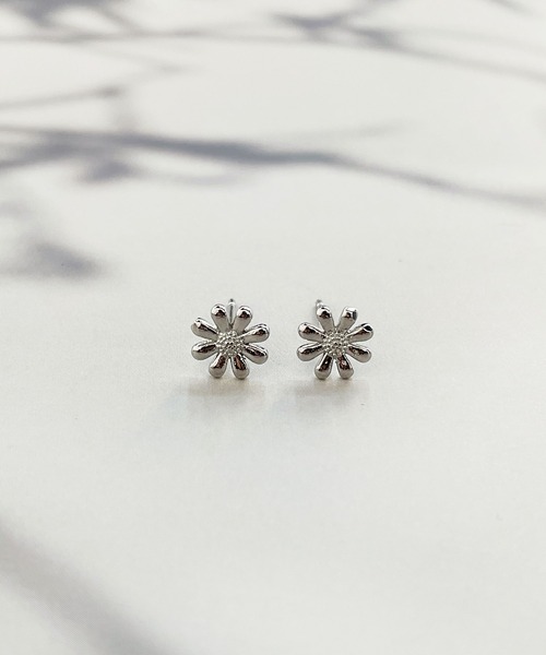 CEMONEMO（セモネモ）の「【金属アレルギー対応】 メタル デイジー ミニピアス / サージカルステンレス（ピアス（両耳用）・レディース・ゴールド/シルバー・FREE）」の10枚目の写真