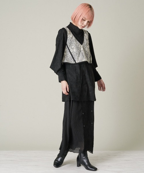 A de a.v.v（アードアー・ヴェ・ヴェ）の「レースベスト×プチハイネックスェードブラウス（Tシャツ/カットソー・レディース・ブラック/ピンク・SMALL/MEDIUM）」の3枚目の写真