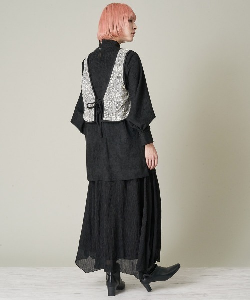 A de a.v.v（アードアー・ヴェ・ヴェ）の「レースベスト×プチハイネックスェードブラウス（Tシャツ/カットソー・レディース・ブラック/ピンク・SMALL/MEDIUM）」の17枚目の写真