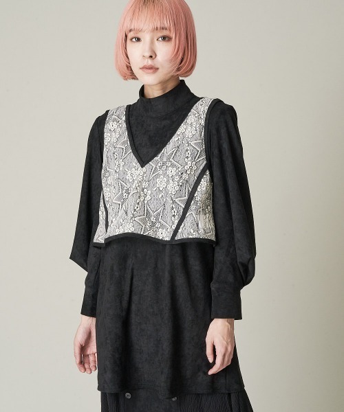 A de a.v.v（アードアー・ヴェ・ヴェ）の「レースベスト×プチハイネックスェードブラウス（Tシャツ/カットソー・レディース・ブラック/ピンク・SMALL/MEDIUM）」の4枚目の写真