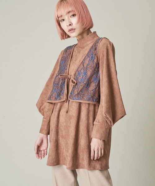 A de a.v.v（アードアー・ヴェ・ヴェ）の「レースベスト×プチハイネックスェードブラウス（Tシャツ/カットソー・レディース・ブラック/ピンク・SMALL/MEDIUM）」の5枚目の写真