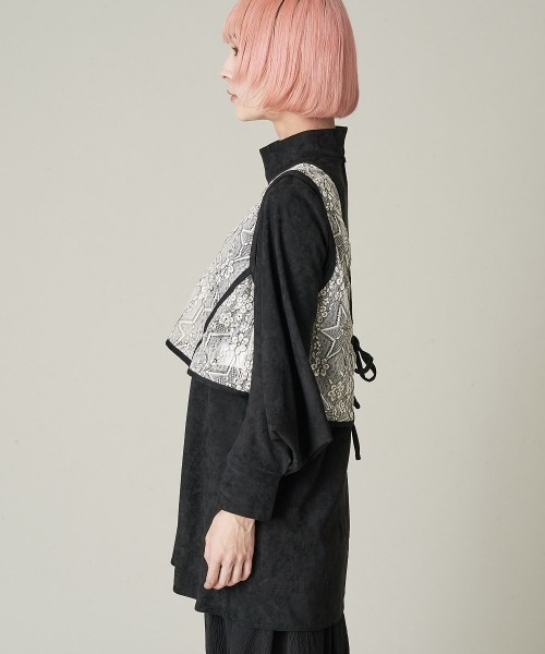 A de a.v.v（アードアー・ヴェ・ヴェ）の「レースベスト×プチハイネックスェードブラウス（Tシャツ/カットソー・レディース・ブラック/ピンク・SMALL/MEDIUM）」の14枚目の写真