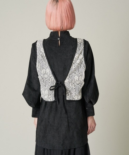 A de a.v.v（アードアー・ヴェ・ヴェ）の「レースベスト×プチハイネックスェードブラウス（Tシャツ/カットソー・レディース・ブラック/ピンク・SMALL/MEDIUM）」の18枚目の写真