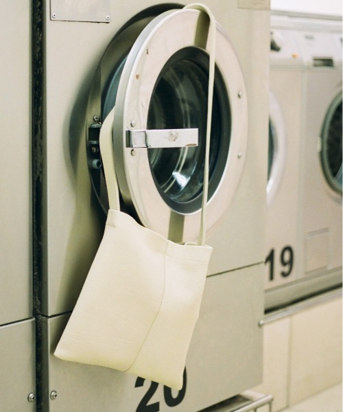 ITTI(イッチ)の「ITTI イッチ / MARY SHOULDER - PM / DIPLO SKY / マリーショルダー レザーバッグ / ITTI-BAG-099-DS(ショルダーバッグ・メンズ・ブラック/アイボリー/グレイッシュベージュ・FREE)」の19枚目の写真