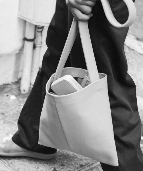 ITTI(イッチ)の「ITTI イッチ / MARY SHOULDER - PM / DIPLO SKY / マリーショルダー レザーバッグ / ITTI-BAG-099-DS(ショルダーバッグ・メンズ・ブラック/アイボリー/グレイッシュベージュ・FREE)」の4枚目の写真