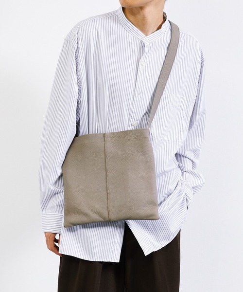 ITTI(イッチ)の「ITTI イッチ / MARY SHOULDER - PM / DIPLO SKY / マリーショルダー レザーバッグ / ITTI-BAG-099-DS(ショルダーバッグ・メンズ・ブラック/アイボリー/グレイッシュベージュ・FREE)」の14枚目の写真