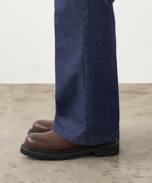 Chaco closet(チャコ クローゼット)の「ハイウエストセンタープレスフレアデニムパンツ(デニムパンツ・レディース・チャコールグレー/ブラック/インディゴブルー/ブルー/アイボリー・S/M/L)」の13枚目の写真