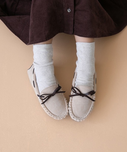 menue（メヌエ）の「撥水 キッズ リボンモカシン（モカシン/デッキシューズ・キッズ・チャコールグレー/ブラック/ライトベージュ/グレイッシュベージュ/キャメル/マスタード/ブルー/ピンク・16.0cm/17.0cm/18.0cm/19.0cm/20.0cm/21.0cm）」の3枚目の写真