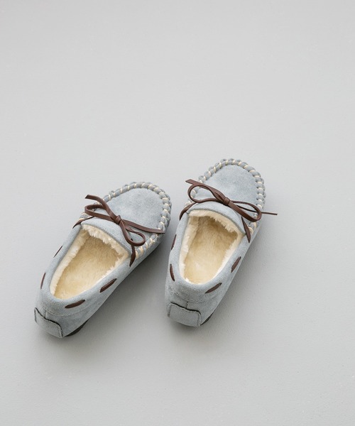 menue（メヌエ）の「撥水 キッズ リボンモカシン（モカシン/デッキシューズ・キッズ・チャコールグレー/ブラック/ライトベージュ/グレイッシュベージュ/キャメル/マスタード/ブルー/ピンク・16.0cm/17.0cm/18.0cm/19.0cm/20.0cm/21.0cm）」の5枚目の写真