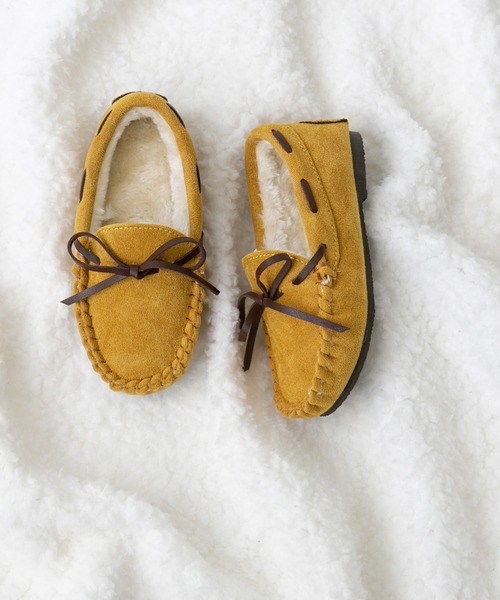 menue（メヌエ）の「撥水 キッズ リボンモカシン（モカシン/デッキシューズ・キッズ・チャコールグレー/ブラック/ライトベージュ/グレイッシュベージュ/キャメル/マスタード/ブルー/ピンク・16.0cm/17.0cm/18.0cm/19.0cm/20.0cm/21.0cm）」の6枚目の写真