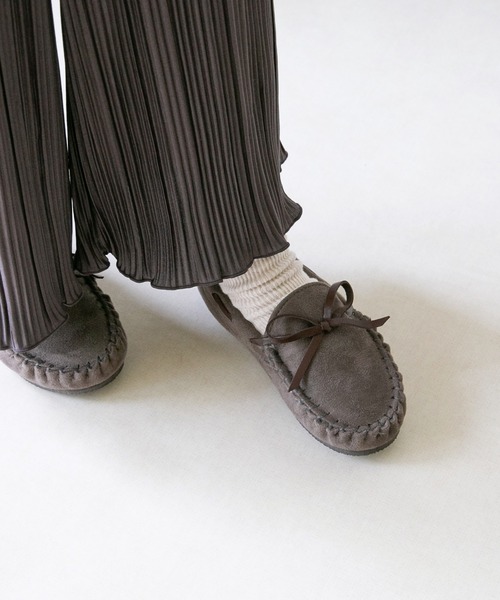 menue（メヌエ）の「撥水 キッズ リボンモカシン（モカシン/デッキシューズ・キッズ・チャコールグレー/ブラック/ライトベージュ/グレイッシュベージュ/キャメル/マスタード/ブルー/ピンク・16.0cm/17.0cm/18.0cm/19.0cm/20.0cm/21.0cm）」の9枚目の写真