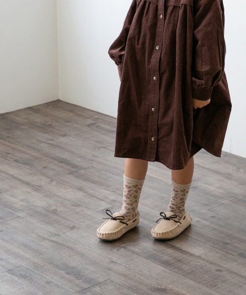 menue（メヌエ）の「撥水 キッズ リボンモカシン（モカシン/デッキシューズ・キッズ・チャコールグレー/ブラック/ライトベージュ/グレイッシュベージュ/キャメル/マスタード/ブルー/ピンク・16.0cm/17.0cm/18.0cm/19.0cm/20.0cm/21.0cm）」の10枚目の写真