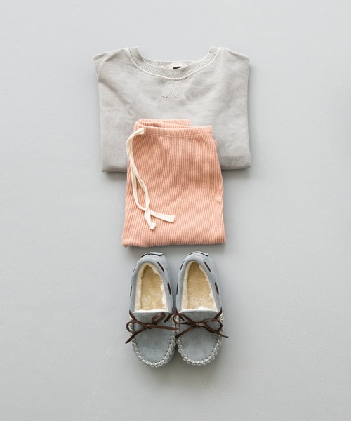 menue（メヌエ）の「撥水 キッズ リボンモカシン（モカシン/デッキシューズ・キッズ・チャコールグレー/ブラック/ライトベージュ/グレイッシュベージュ/キャメル/マスタード/ブルー/ピンク・16.0cm/17.0cm/18.0cm/19.0cm/20.0cm/21.0cm）」の21枚目の写真