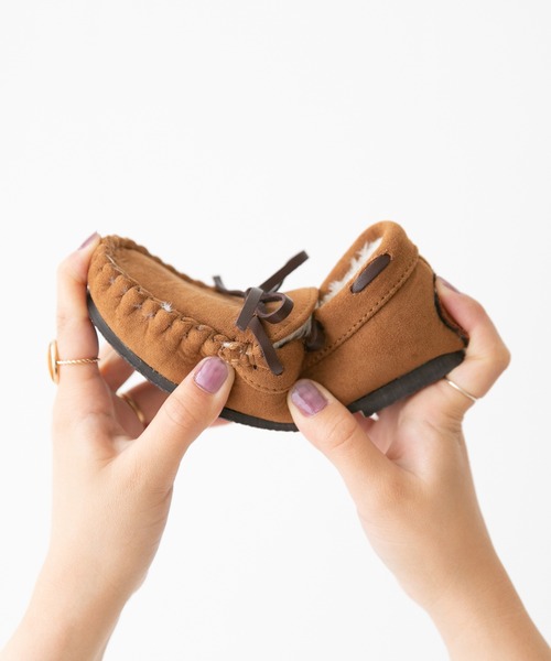 menue（メヌエ）の「撥水 キッズ リボンモカシン（モカシン/デッキシューズ・キッズ・チャコールグレー/ブラック/ライトベージュ/グレイッシュベージュ/キャメル/マスタード/ブルー/ピンク・16.0cm/17.0cm/18.0cm/19.0cm/20.0cm/21.0cm）」の12枚目の写真