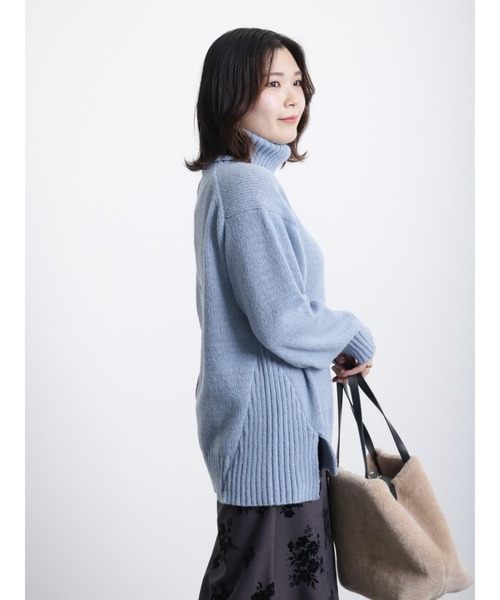 Samansa Mos2 blue（サマンサモスモスブルー）の「◎サイドスリットタートルニットプルオーバー（ニット/セーター・レディース・チャコール/ブルー/オフホワイト・ﾌﾘ-）」の3枚目の写真