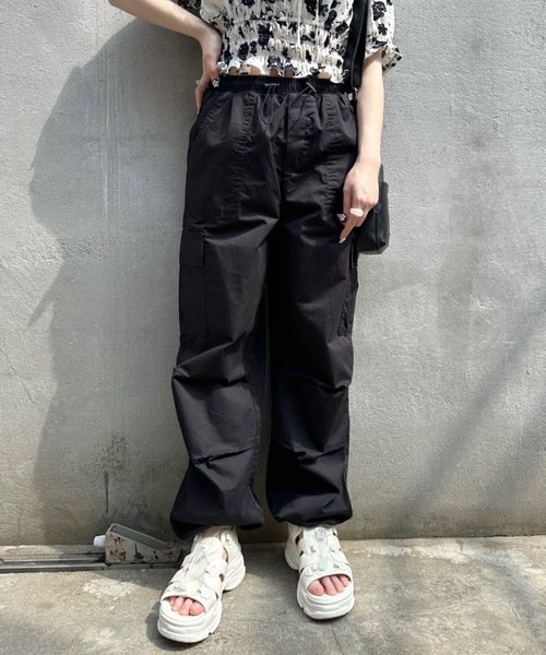 OLIVE des OLIVE（オリーブデオリーブ）の「【WEB限定カラー有】裾しぼりゆるカーゴパンツ　1031020020（カーゴパンツ・レディース・オフホワイト/ブラック/サックスブルー/アイボリー/ピンク/ミント/ピンクベージュ/ピンク系その他・FREE）」の4枚目の写真