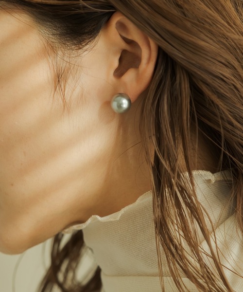 VATSURICA(バツリカ)の「《trim by vatsurica》バツリカ / ビッグ パール キャッチ ピアス(ピアス(両耳用)・レディース・グレー/ホワイト・FREE)」の2枚目の写真