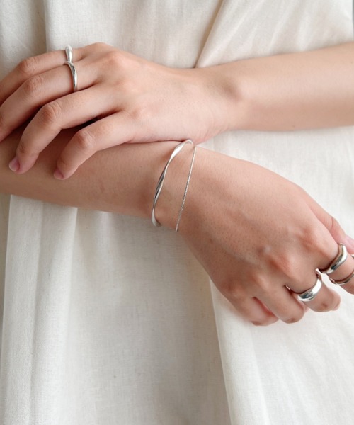 iso(イソ)の「ダブルラインバングル(バングル/リストバンド・レディース・ゴールド/シルバー・FREE)」の2枚目の写真