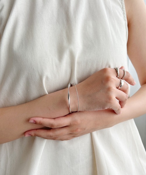 iso(イソ)の「ダブルラインバングル(バングル/リストバンド・レディース・ゴールド/シルバー・FREE)」の6枚目の写真