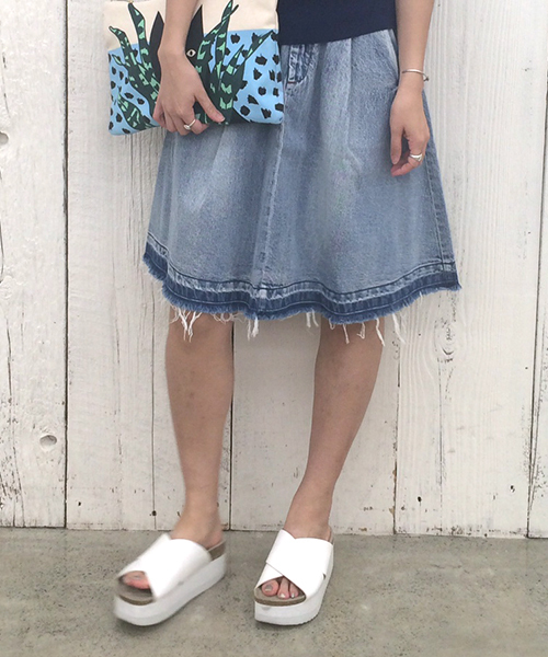 mystic（ミスティック）の「【mystic】デニムフリンジスカート（デニムスカート・レディース・オフホワイト/ネイビー/ライトブルー・1/2）」の2枚目の写真
