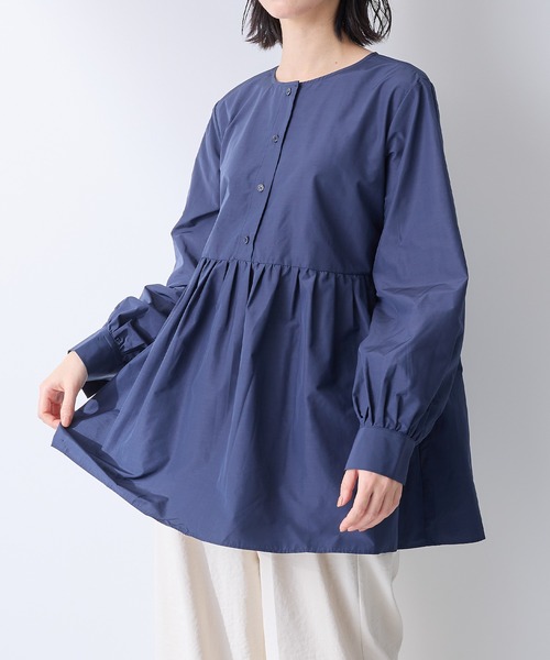 for/c（フォーシー）の「タックギャザーチュニック【サスティナブル】（シャツ/ブラウス・レディース・ネイビー/ホワイト・M/L）」の2枚目の写真
