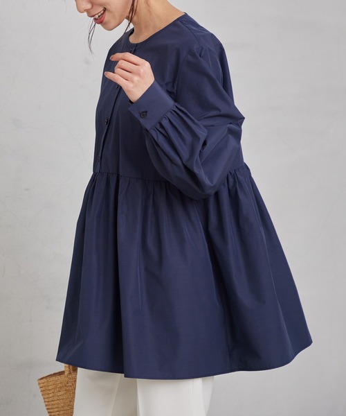 for/c（フォーシー）の「タックギャザーチュニック【サスティナブル】（シャツ/ブラウス・レディース・ネイビー/ホワイト・M/L）」の9枚目の写真