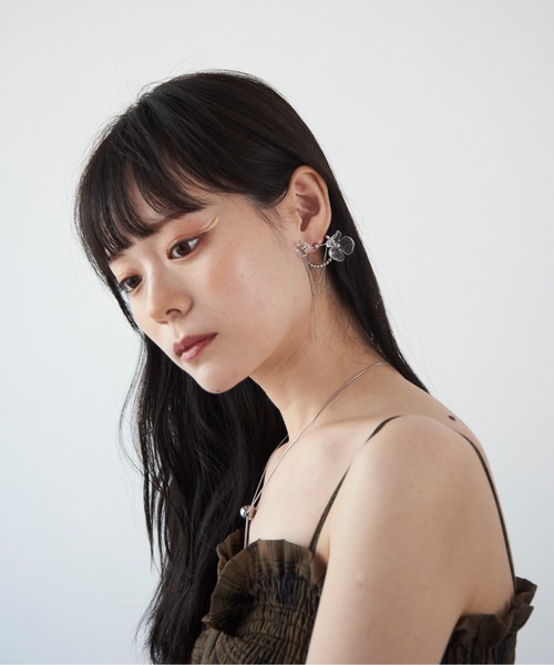 Y/lim（イリム）の「フラワーチェーンデザインピアス（ピアス（片耳用）・レディース・シルバー・FREE）」の4枚目の写真