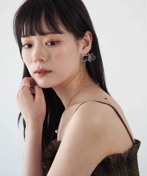 Y/lim（イリム）の「フラワーチェーンデザインピアス（ピアス（片耳用）・レディース・シルバー・FREE）」の3枚目の写真