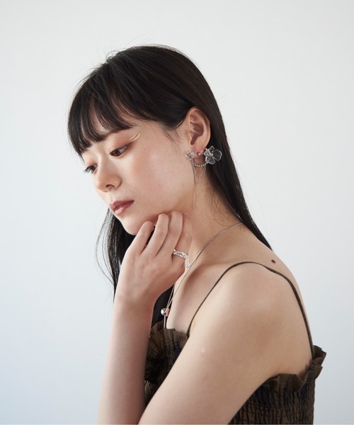 Y/lim（イリム）の「フラワーチェーンデザインピアス（ピアス（片耳用）・レディース・シルバー・FREE）」の5枚目の写真
