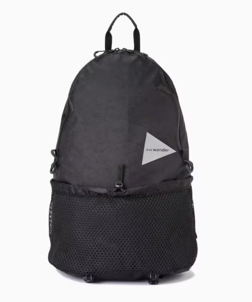 and wander（アンドワンダー）の「and wander/アンドワンダー　ECOPAK 20L daypack（バックパック/リュック・メンズ・ブラック/オフホワイト・FREE）」の2枚目の写真