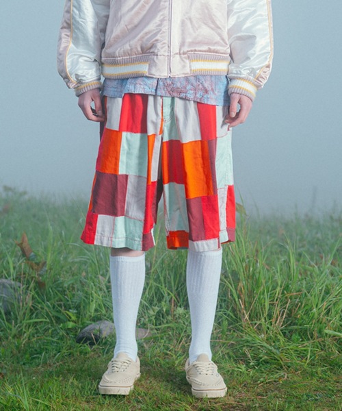 amok(アモク)の「LOOSE STITCH PATCHWORK SHORT PANTS(その他パンツ・メンズ・ピンク/ネイビー・L/S/M)」の2枚目の写真