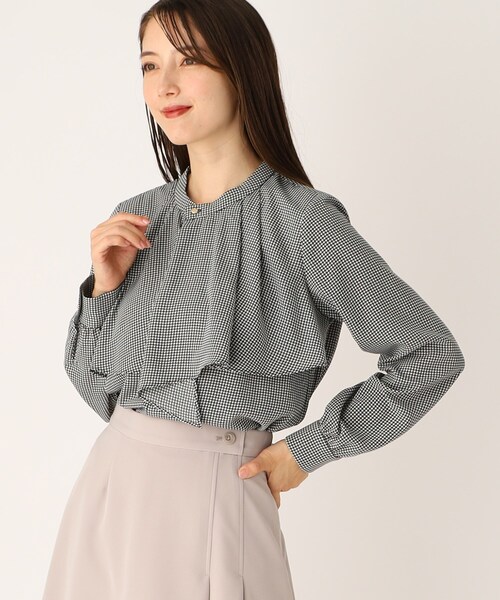 index(インデックス)の「◆バンドカラーラッフルフリルブラウス【防シワ/イージーアイロン/洗濯機洗い可】(シャツ/ブラウス・レディース・ピンク/ブラック系1/オフホワイト/チャコールグレー・36/38/40/42)」の1枚目の写真