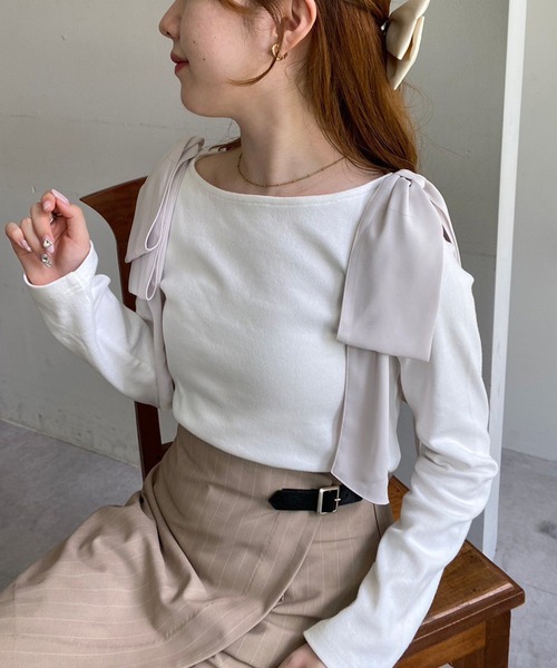 one after another NICE CLAUP(ワンアフターアナザーナイスクラップ)の「肩リボンテレコトップス(Tシャツ/カットソー・レディース・アイボリー/ベージュ/グレー/ブラック・FREE)」の2枚目の写真