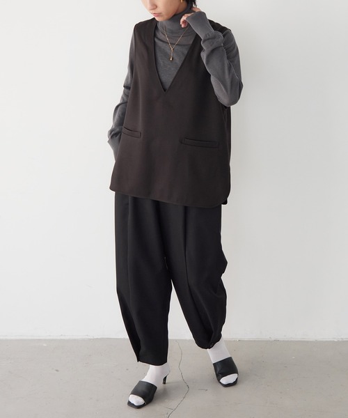 for/c(フォーシー)の「深Vラウンドヘムベスト【サスティナブル】(ベスト・レディース・アイボリー/ブラック・L/M)」の3枚目の写真